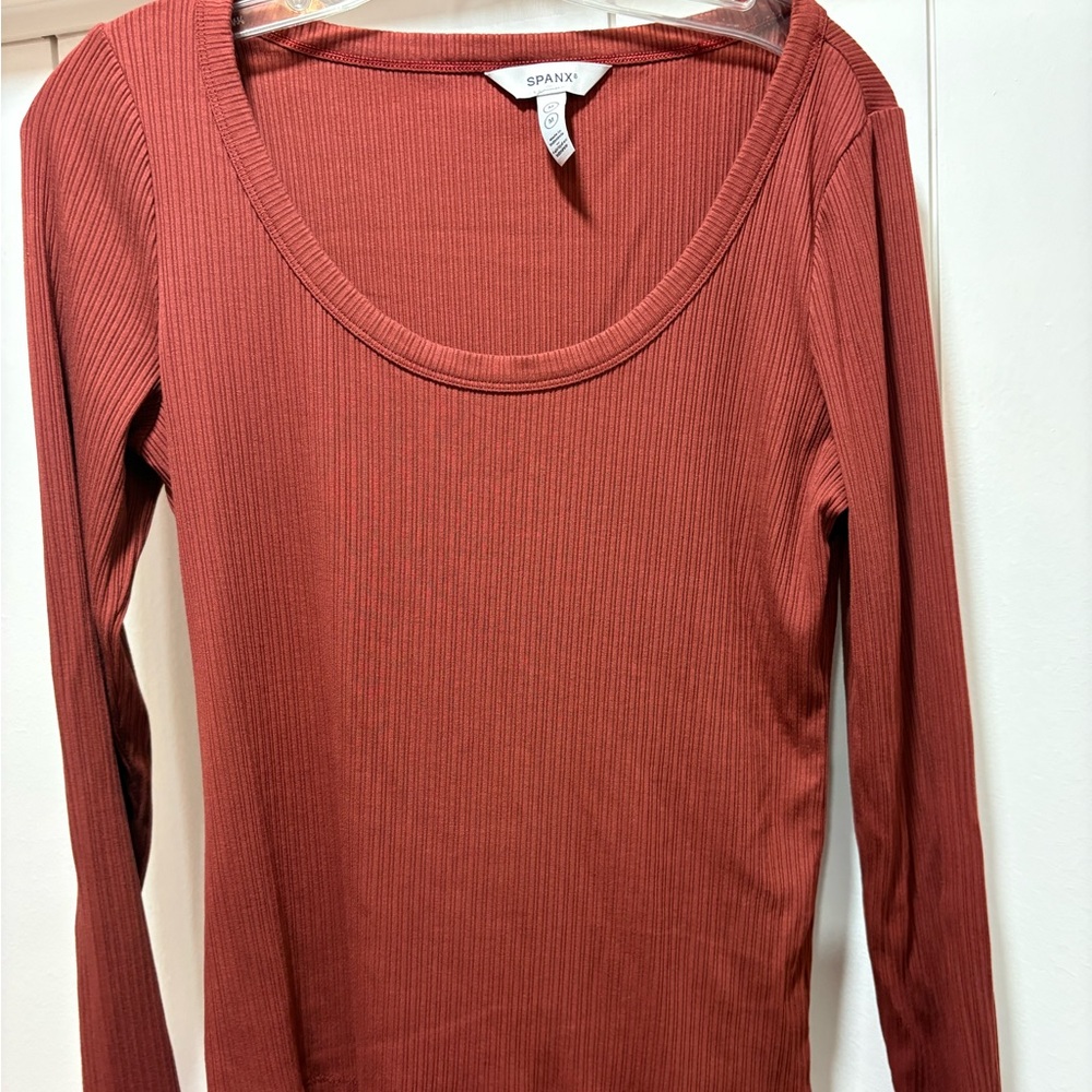 Spanx Long Sleeve T Shirt Womens Medium Ribbed Scoop Neck Stretch Red Rust